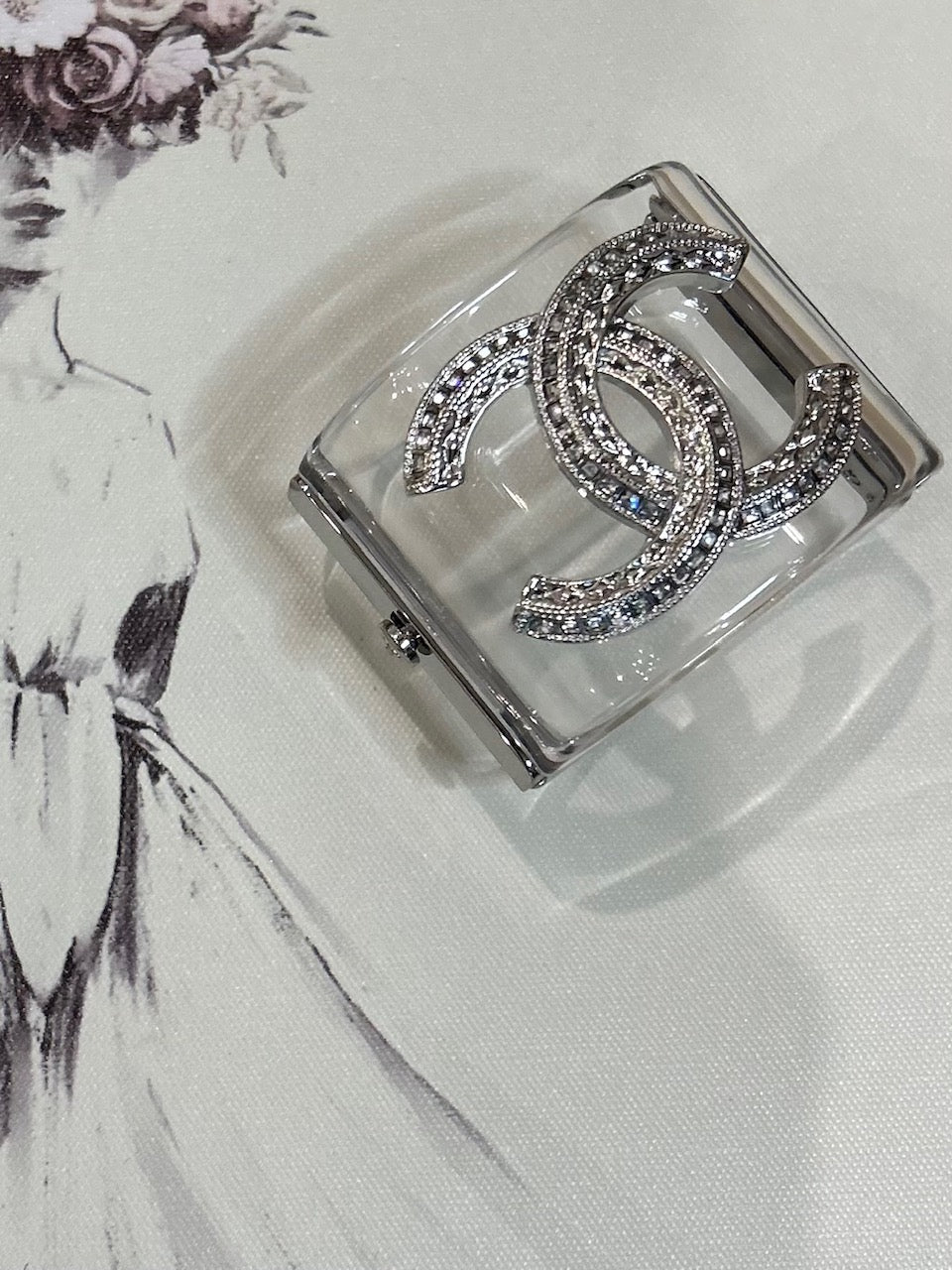 Lucite CC Like Bracelet