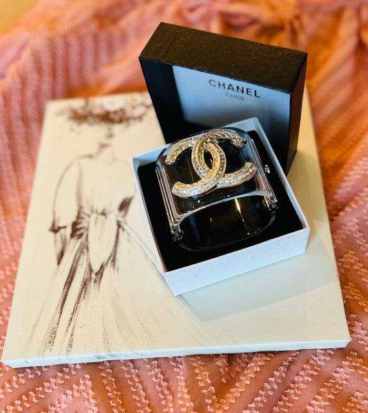 Lucite CC Like Bracelet